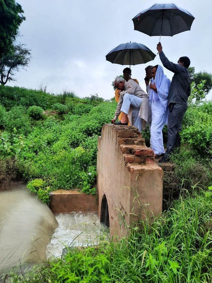 The water level in the villages increased due to the arrival of water in the dam