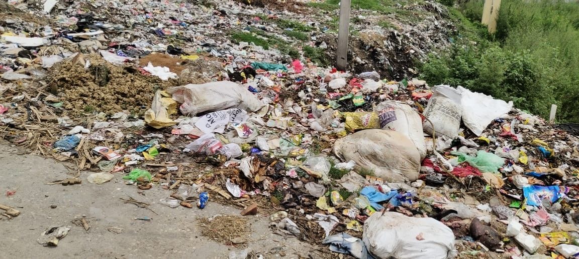 Girls came out with their nose closed from the garbage heap