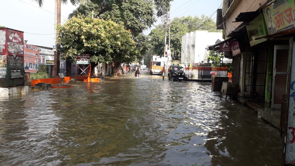 Intermittent rain caused waterlogging on the roads for one and a half hours