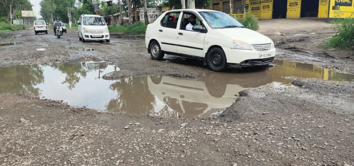 Muzaffarnagar roads got covered in potholes due to rain