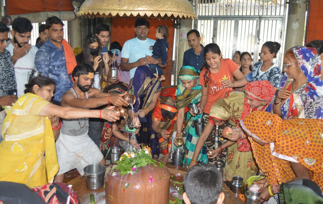 Hathras: On the second Monday of Sawan, the pagoda resonated with Har Har Mahadev