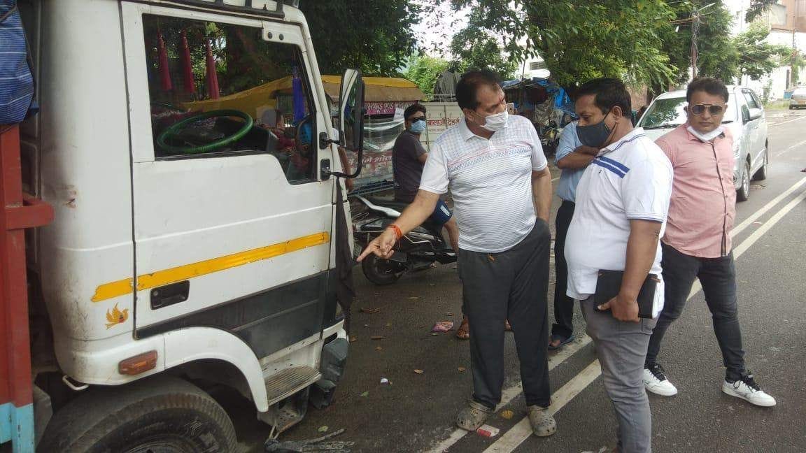 Truck sunk in the road near the gate of Sabzi Mandi