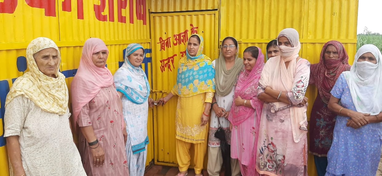 Women demonstrated by locking liquor contracts, Yamunanagar
