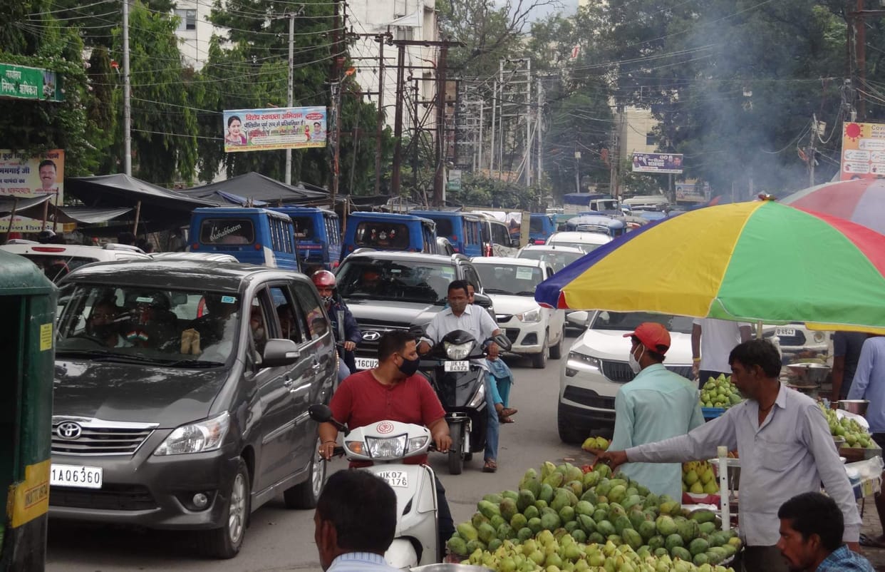 Crowd of tourists gathered on the weekend, jammed on the highway