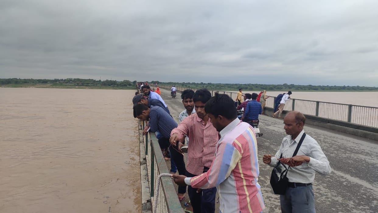 yamuna overflow, alert on bridge