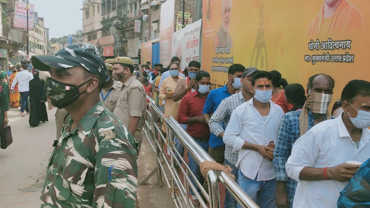 sawan 2nd somvar kashi vishwanath temple varansi latest news long queue of devotees from last night