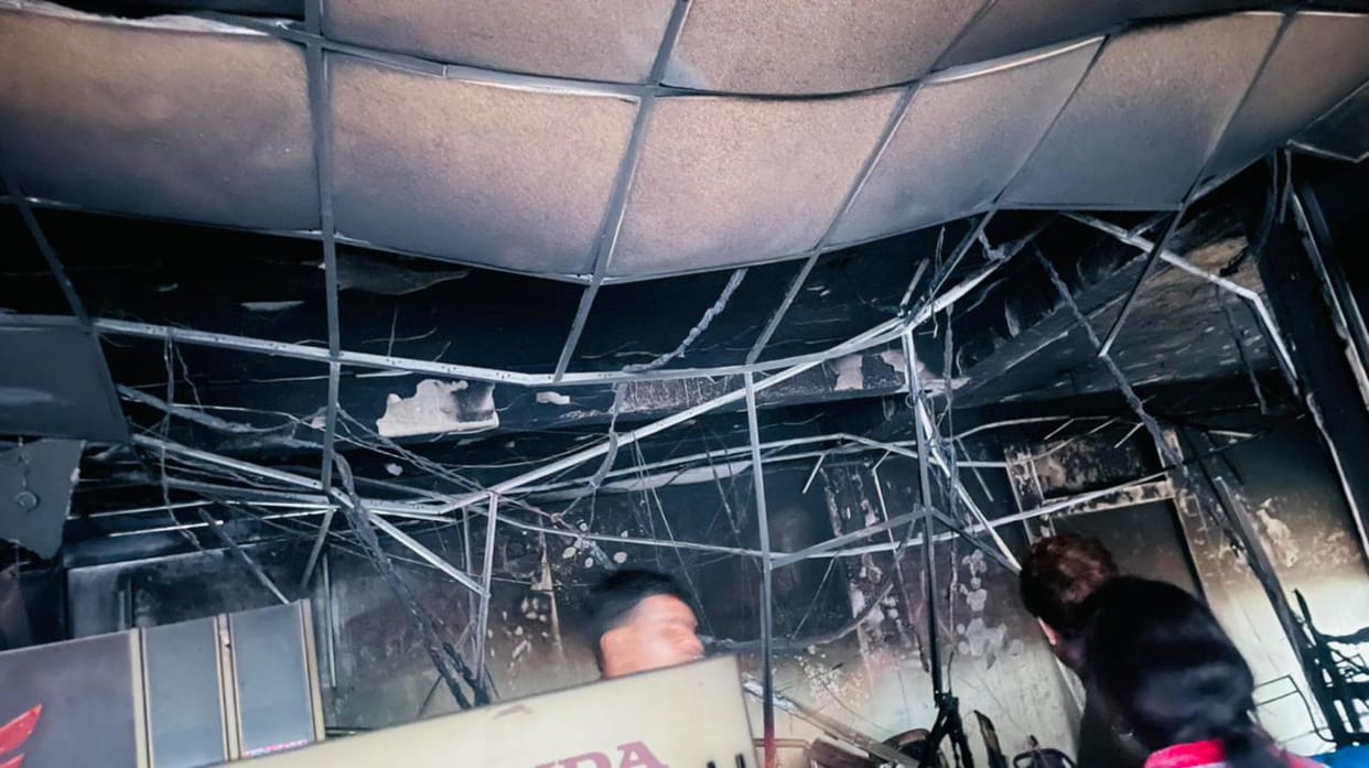 fierce fire broke out in bike showroom in varanasi  goods worth lakhs including dozens of bikes burnt to ashes