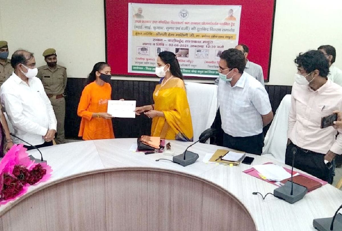 Vishwakarma Shram Samman Scheme Hema Malini Gave Tool Kit In Mathura