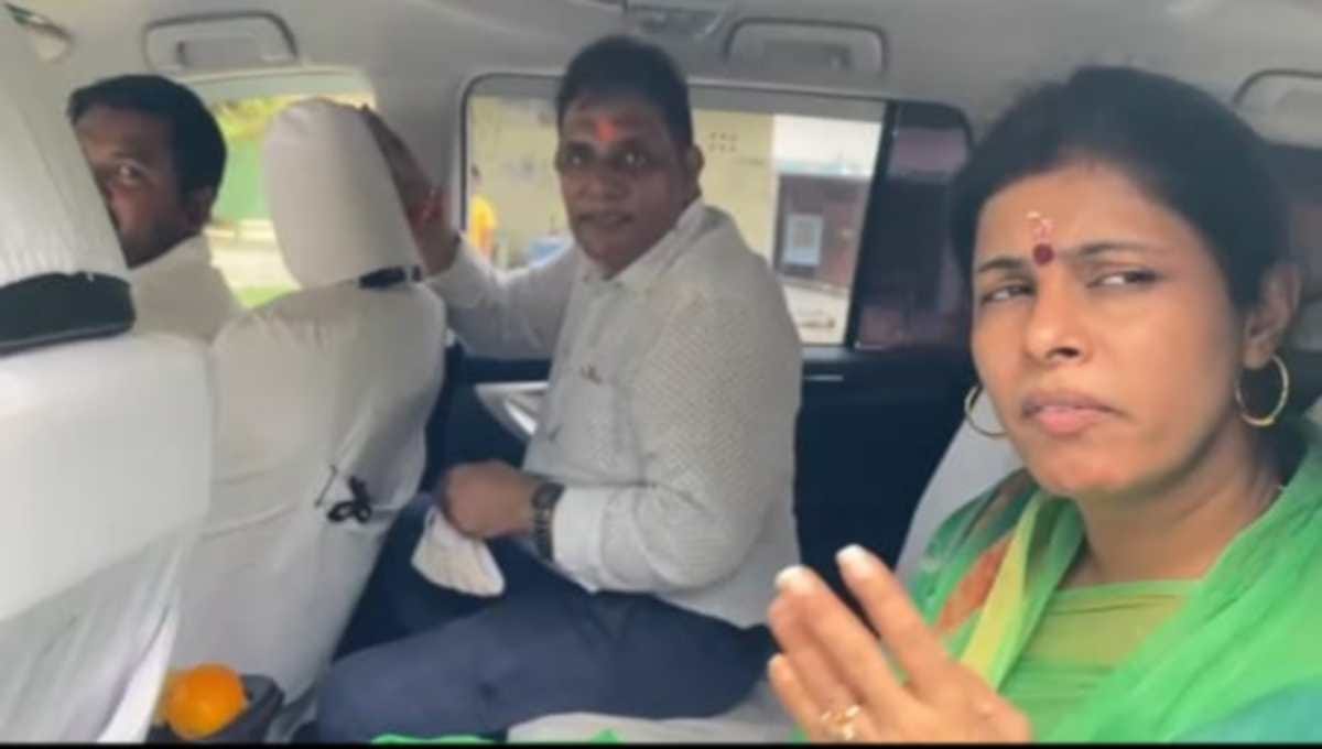 Shop keepers stop convoy of Child Development Minister Swati Singh accusing police harassment in Varanasi