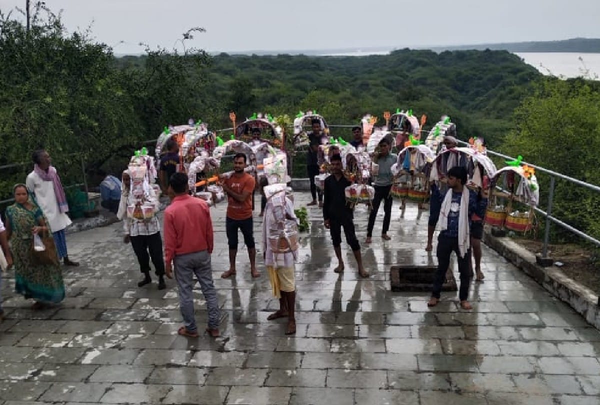 Sawan ka Somvar Devotees Offered Jalabhishek Of Lord Shiva  In Agra