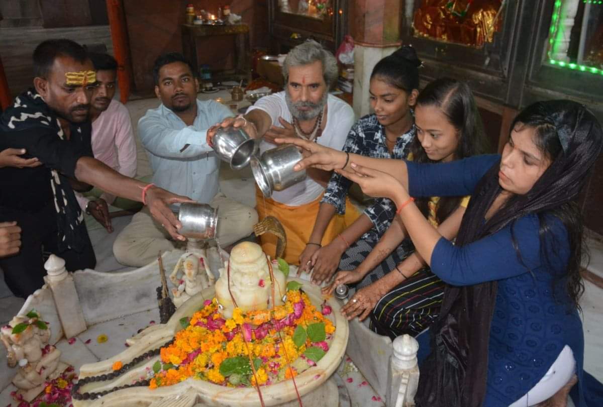 Sawan ka Somvar Devotees Offered Jalabhishek Of Lord Shiva  In Agra