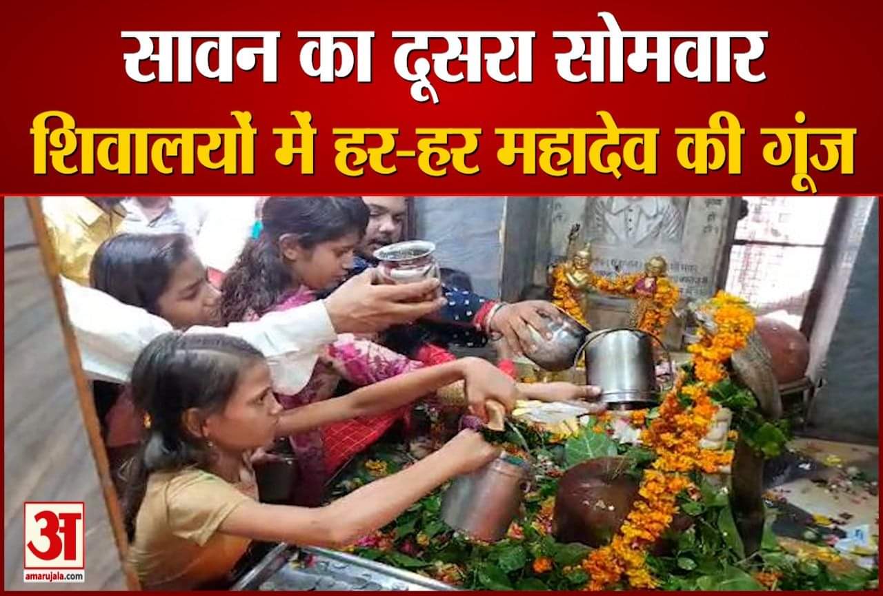 जलाभिषेक करते भक्त