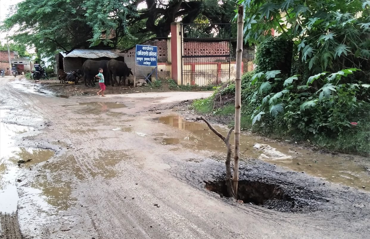 City road turned into a pit, trouble in traffi