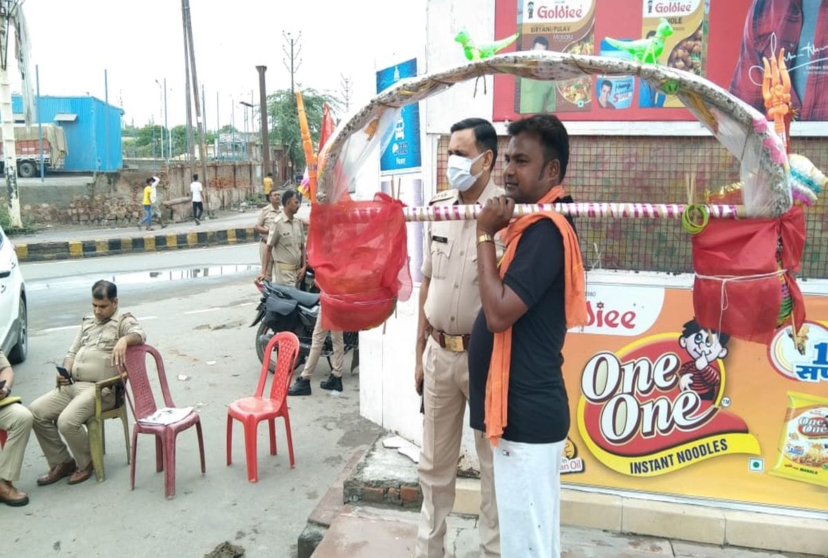 Police stopped the Hindu Mahasabha workers carrying Kanwar to the Taj Mahal in Agra