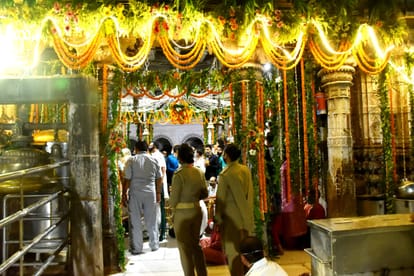 sawan 2nd somvar kashi vishwanath temple varansi latest news long queue of devotees from last night