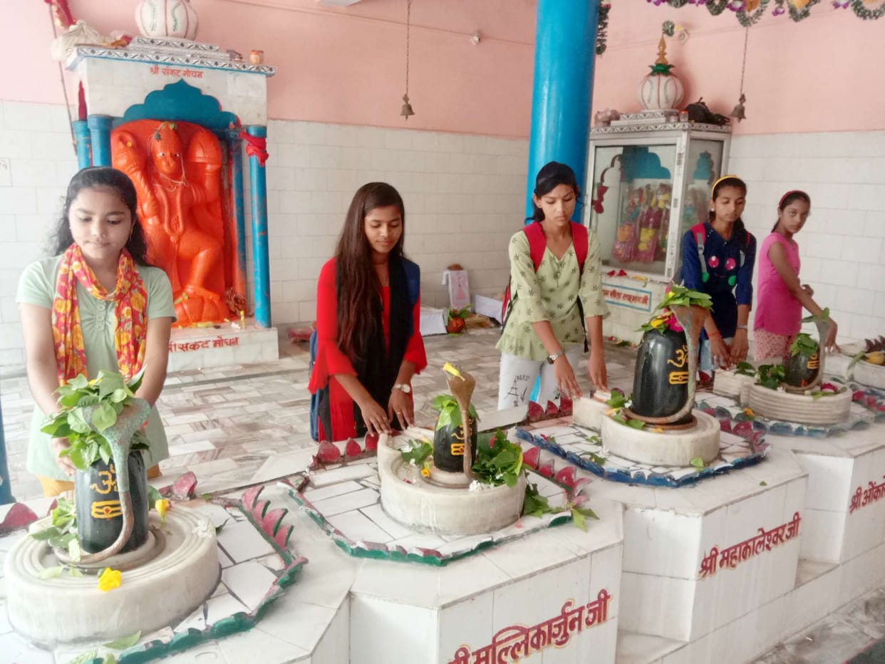 Crowd of devotees gathered in Shiva temples on the second Monday of Sawan