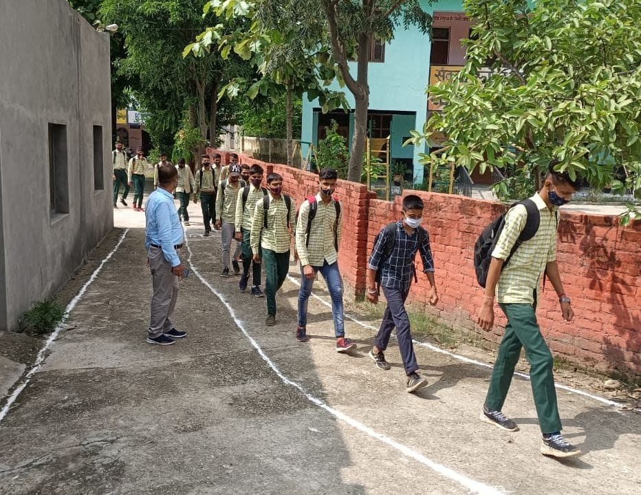Only 40.8% students reached 183 schools on the first day