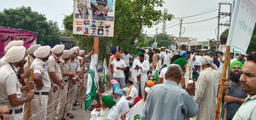 Farmers protested against cabinet minister Dharamsot