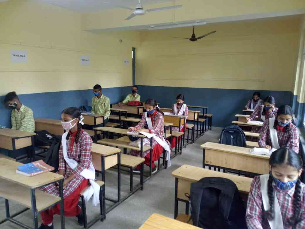 7766 students attend school on first day in covid time in Solan distt