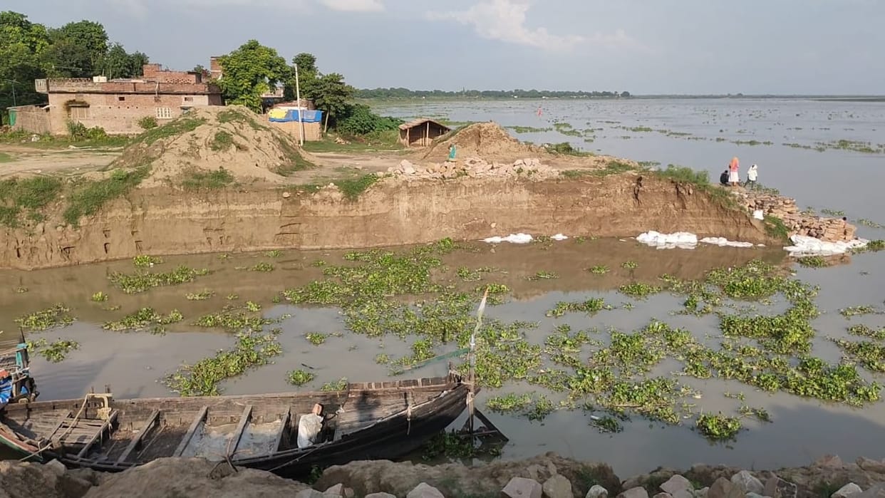Ballia: Water pressure started increasing on unfinished stumbling blocks, flood department started flood fighting to stop erosion