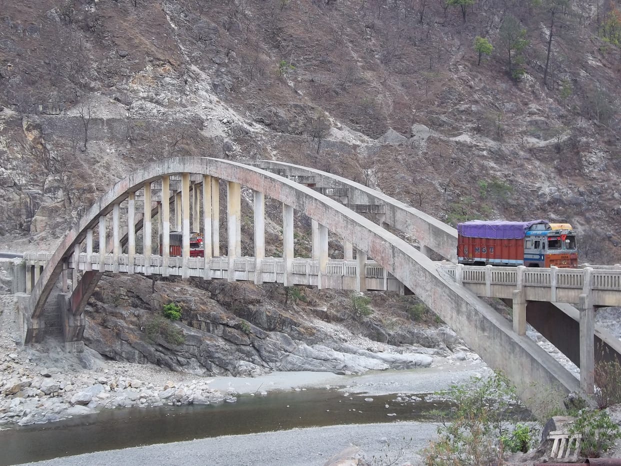 Two vehicles cannot pass simultaneously on this bridge