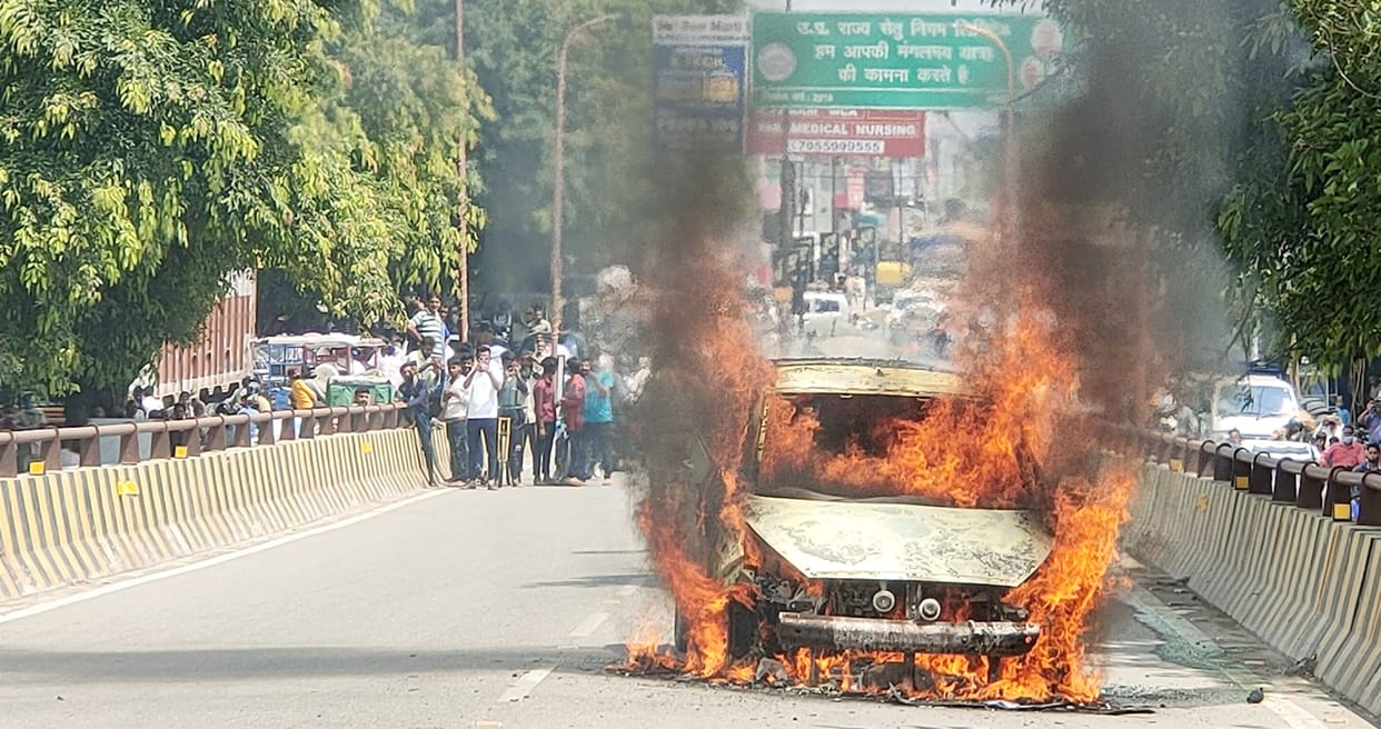 burning car on shyamganj overbridge