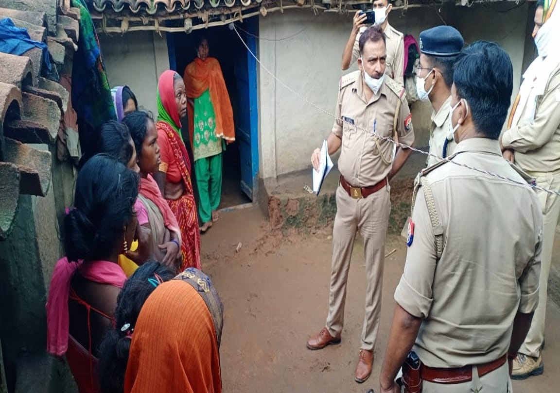 miscreants attacked with  shovel on couple who sleeping in  house in sonebhadra wife died and husband condition critical