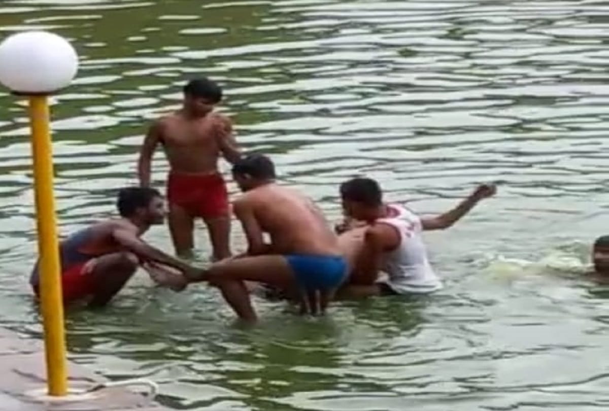 Accident  Varanasi resident student  Death  due to drowning in a pond in Jaunpur  youth died due to collision with  truck in Sonebhadra