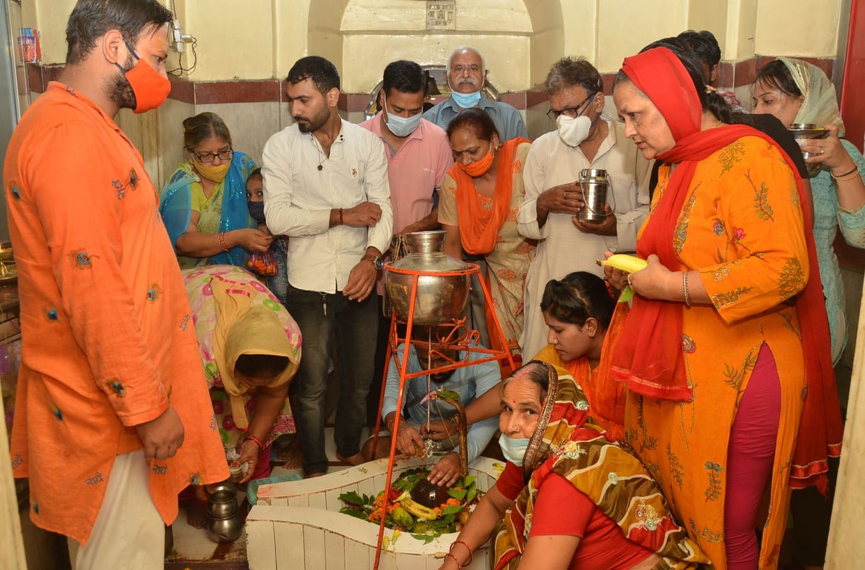 The queue of devotees at the door of the innocent