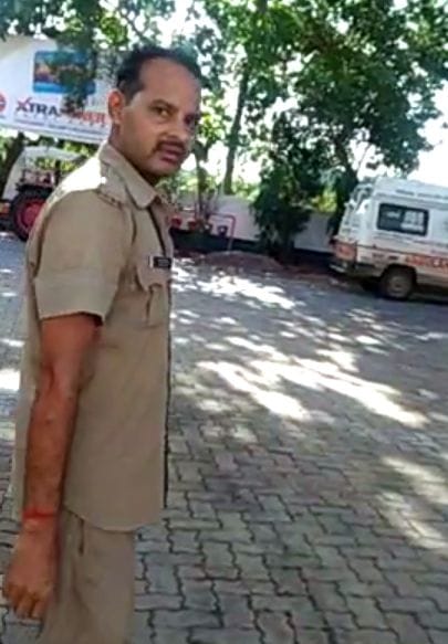 Fight between constable and home guard at petrol pump