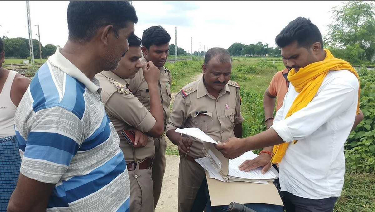 Dead body lying for hours in dispute of two police stations police for border had to call Lekhpal in mirzapur