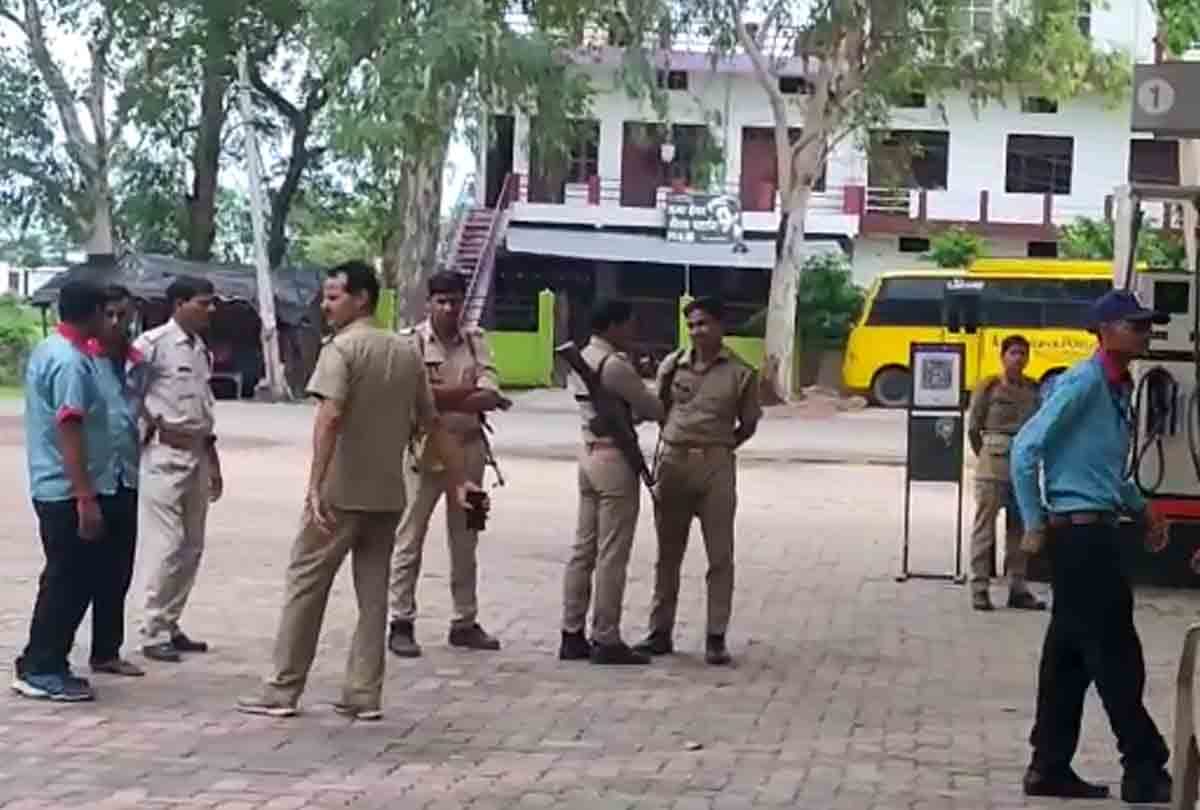 Chitrakoot: Constable beats up home guard, hospitalized in critical condition
