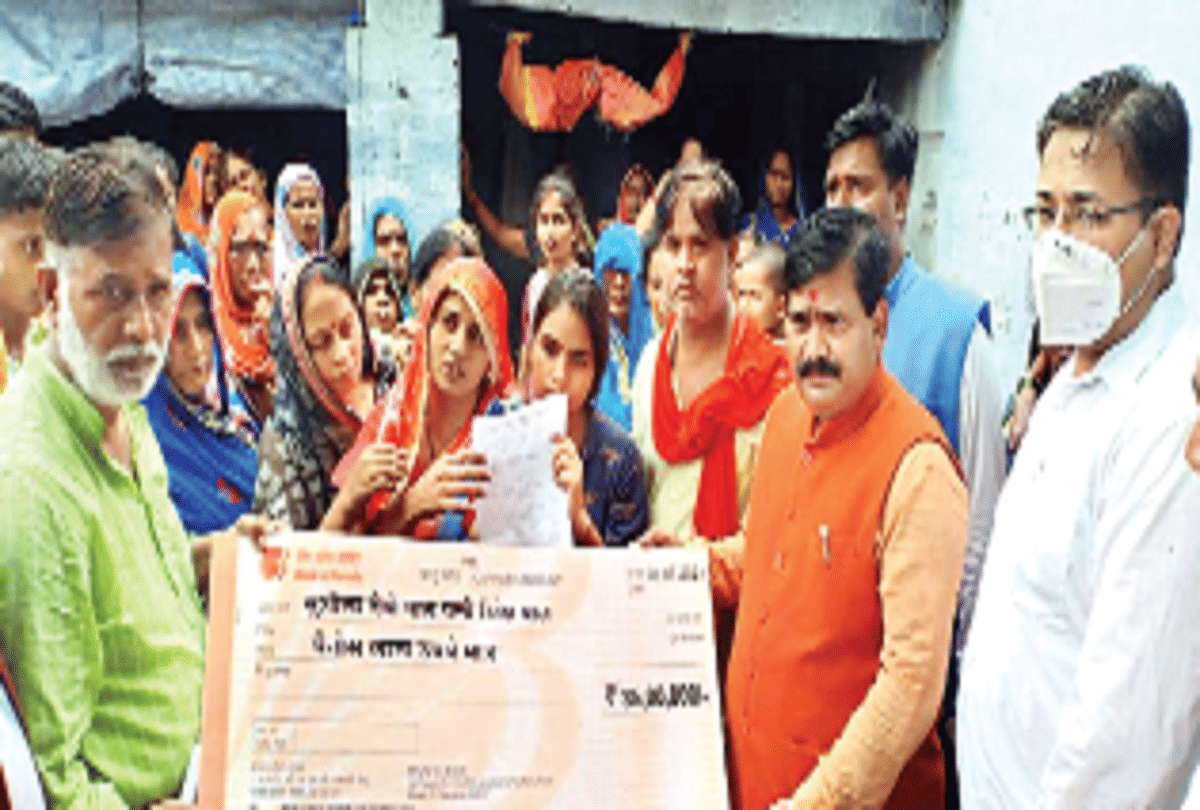 Pratapgarh: Body of martyr Ritesh Pal cremated with bharat mata ki jai, huge crowd throngs ghat
