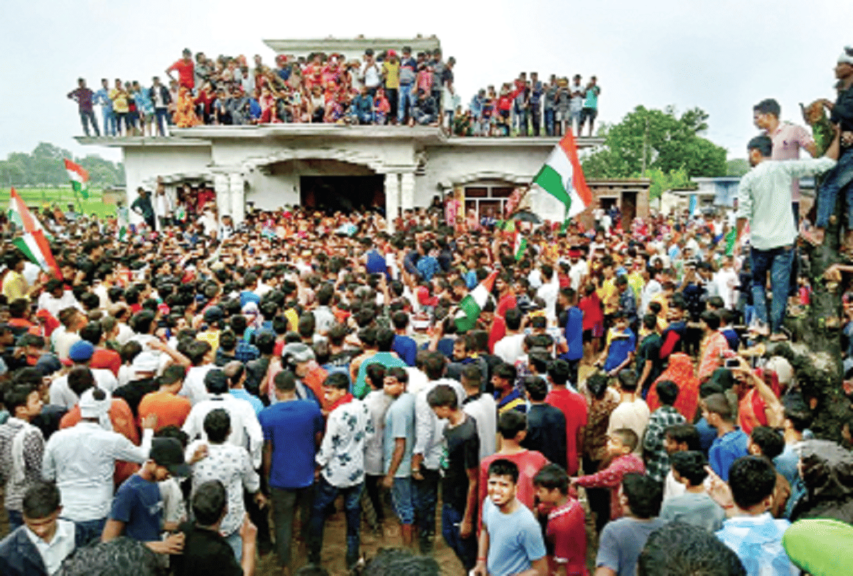 Pratapgarh: Body of martyr Ritesh Pal cremated with bharat mata ki jai, huge crowd throngs ghat