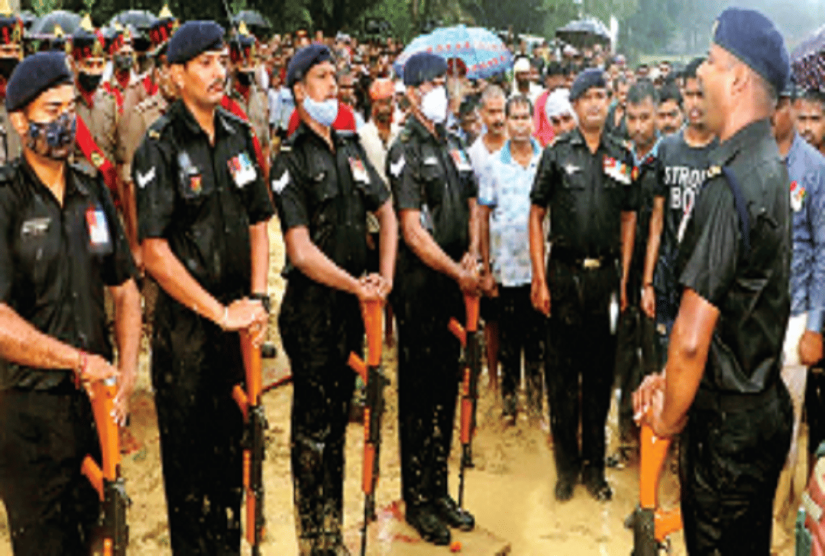 Pratapgarh: Body of martyr Ritesh Pal cremated with bharat mata ki jai, huge crowd throngs ghat