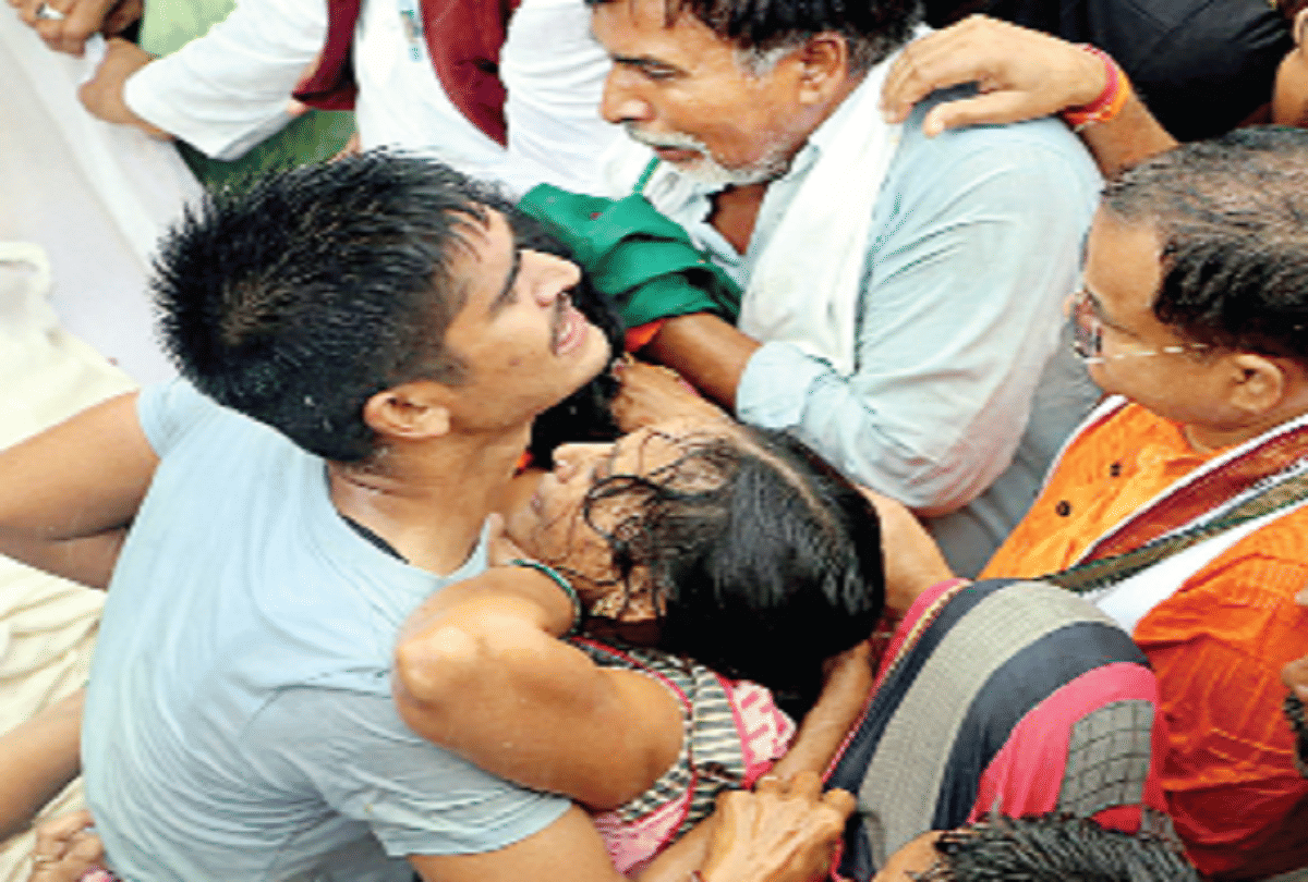 Pratapgarh: Body of martyr Ritesh Pal cremated with bharat mata ki jai, huge crowd throngs ghat