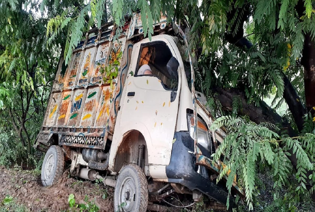 road accident in rampur Tata Magic collides with tree