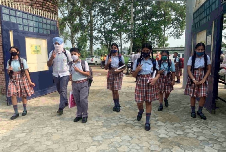Students reached school following Corona guidelines in Punjab
