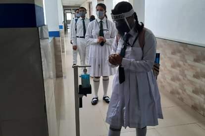 स्कूल में कोरोना प्रोटोकॉल का हो रहा है पालन।