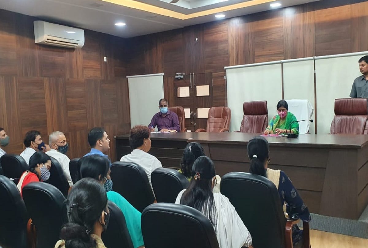 women and child development minister swati singh held departmental review meeting in varanasi said do wide publicity of govt welfare schemes