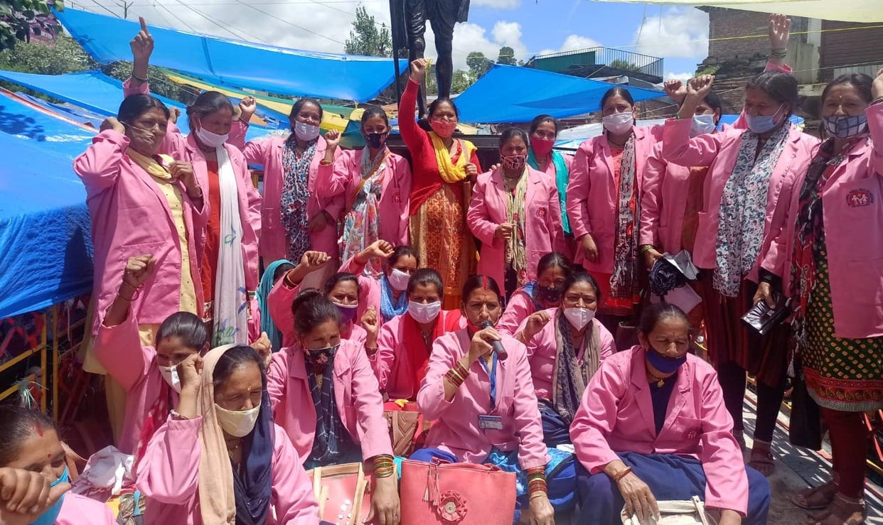 Asha workers demonstrated in Pithoragarh