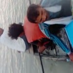 नाव से जाते ग्रामीण।