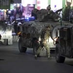 काबुल में कार्यवाहक रक्षा मंत्री के घर के पास हुए धमाके के बाद मोर्चा संभालते हुए सेना के जवान।