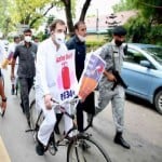 साइकिल चलाते हुए राहुल गांधी