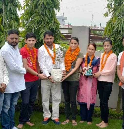 BJP Kisan Morcha honored Priyanshi Rawat