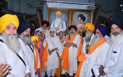 अमृतसर के दरबार साहब स्थित अजायबघर में जत्थेदार वेदांती मोहन सिंह सरदार मल्लू नंगल बस सरदार शमश?