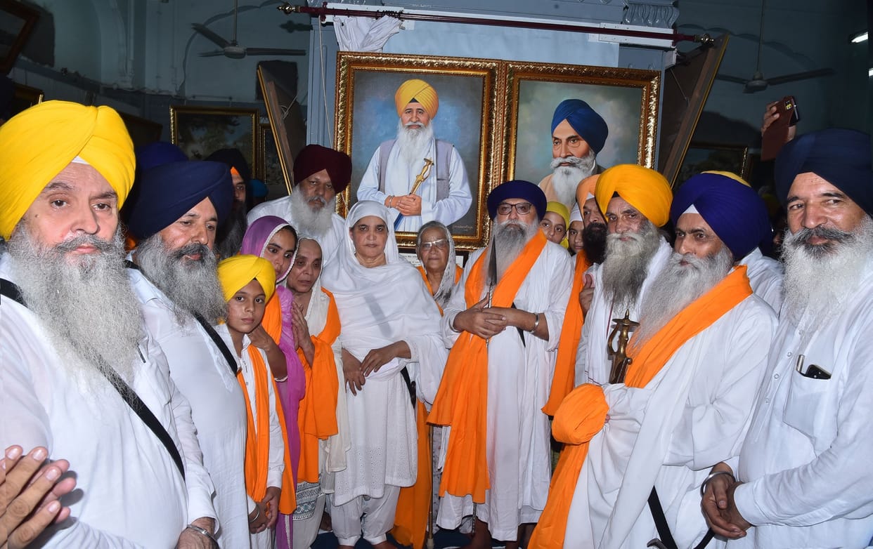 Pictures of four persons adorned in the palace