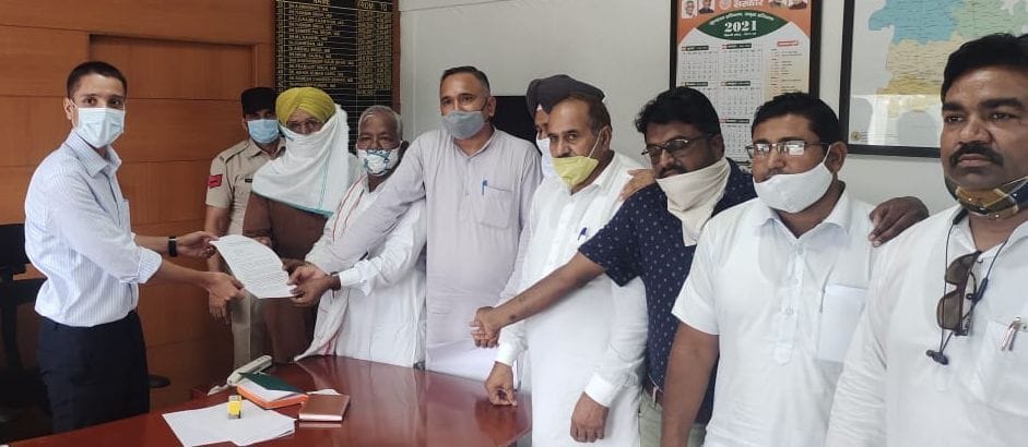 The backward class submitted a memorandum to the DC for protesting against Vijay, the chairman of the National Commission for Scheduled Castes