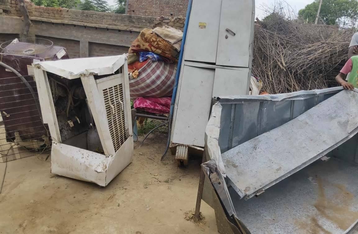 Youth dies due to lightning, roof collapses due to rain, damage done