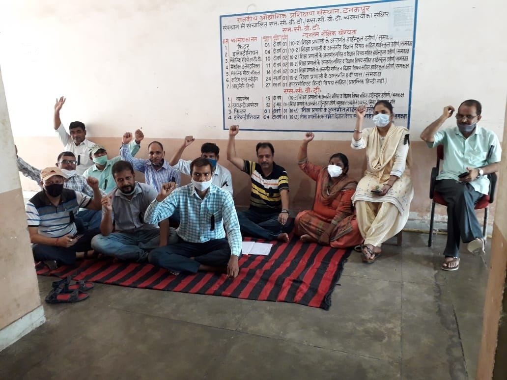 Two hours of symbolic strike-demonstration of ITI employees continues